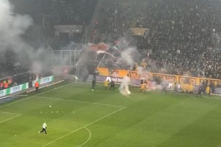 Επεισόδια μεταξύ οπαδών της Ντιναμό Δρέσδης και της Χέρτα, εισβολή και φωτοβολίδες στον αγωνιστικό χώρο προκάλεσαν την παρέμβαση της αστυνομίας