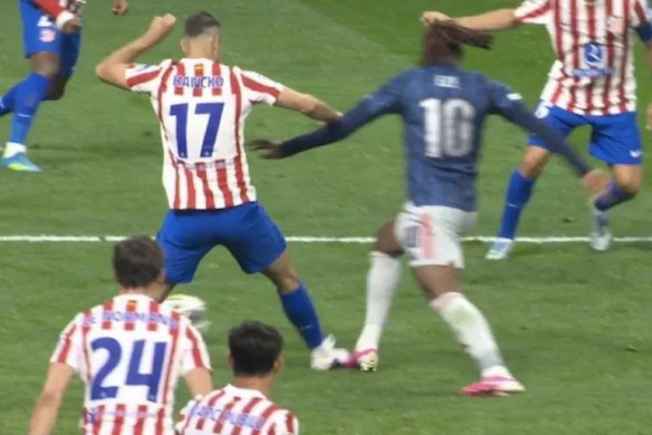 Το πέναλτι που έδωσε ο Μάκελι σε μαρκάρισμα του Χάντσκο στον Έζε και πήρε πίσω μέσω VAR