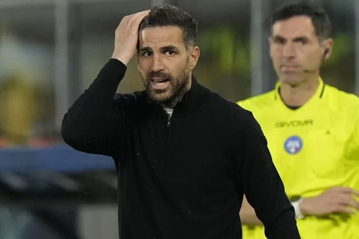 Η Κόμο των Δουβίκα - Φάμπρεγκας ηττήθηκε και από τη Σασουόλο και χάνει τον δρόμο προς το Champions League