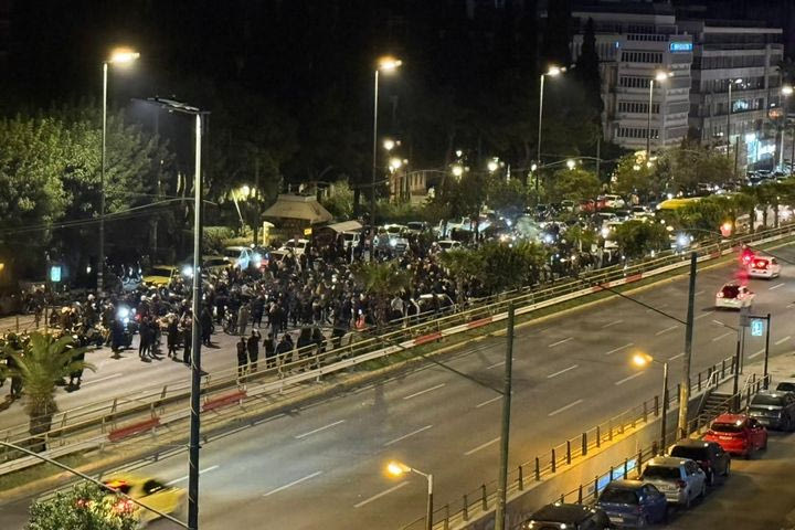 Χαμός στη Συγγρού από τους φίλους της ΑΕΚ, κατέκλυσαν το ρεύμα ανόδου περιμένοντας την αποστολή της Ενωσης