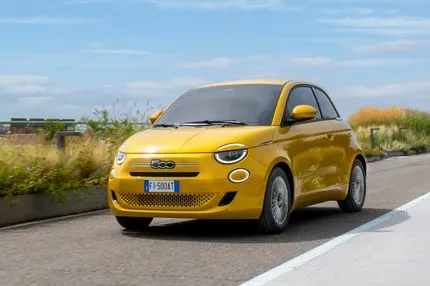 Το αειθαλές Fiat 500 συνεχίζει ακάθεκτο την εμπορική του πορεία με τη νέα Hybrid έκδοση