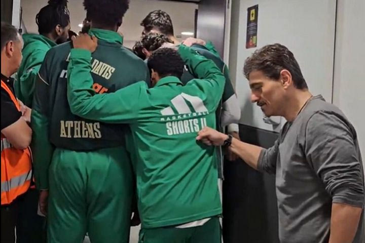 Ο Γιαννακόπουλος στα αποδυτήρια του Palau Blaugrana μαζί με τους παίκτες του Παναθηναϊκού AKTOR