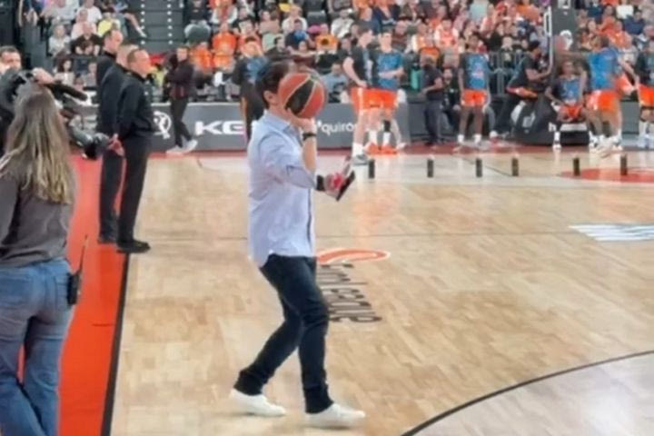 Ο Γιαννακόπουλος εκτέλεσε για τρεις με το ένα χέρι αλά Τζον Κόρφας, πριν το τζάμπολ με τη Βαλένθια