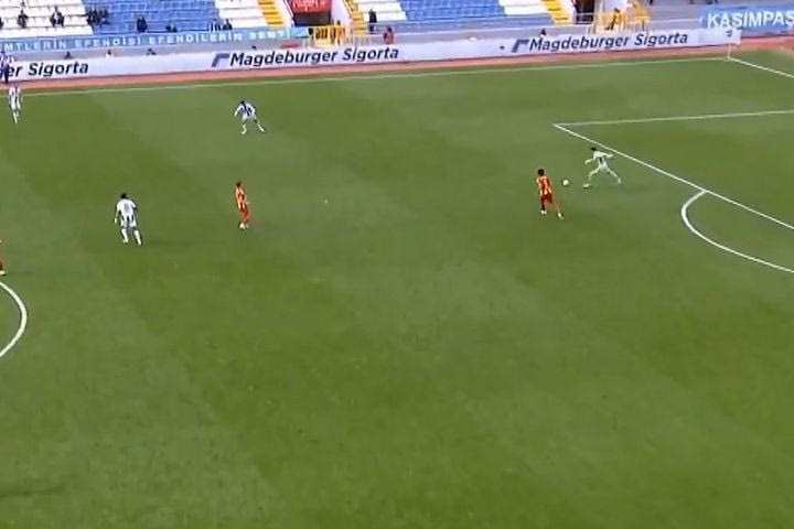 Δεν γίνονται αυτά: Το γκολ της χρονιάς από τον Γιαννιώτη με εκτέλεση από τη δική του περιοχή