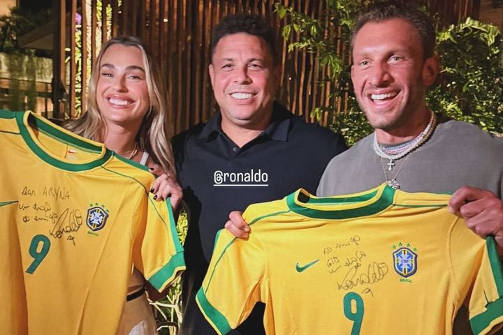 Σαμπαλένκα: Πόζαρε με το “Φαινόμενο” και πήρε υπογεγραμμένη φανέλα της Βραζιλίας