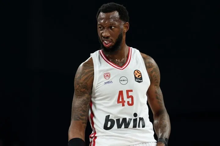 Χολ: “Δεν μας φοβίζει η κατάρα της πρώτης θέσης, πιστεύουμε στο μπάσκετ του Ολυμπιακού”