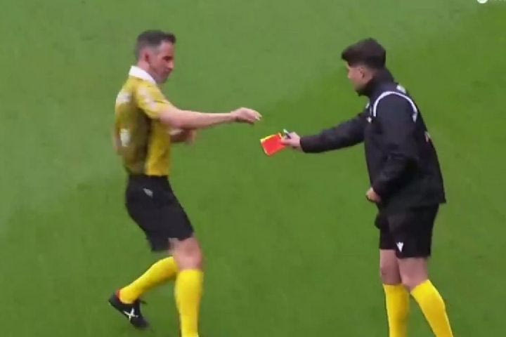 Φιάσκο στο Ουέσκα – Λα Κορούνια: Ο διαιτητής ξέχασε τις κάρτες και το κατάλαβε στο 22′