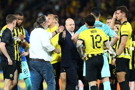 Ο Μάριος Ηλιόπουλος κατέβηκε στον αγωνιστικό χώρο και εμψύχωσε τους παίκτες της ΑΕΚ μετά το ματς με τη Ράγιο