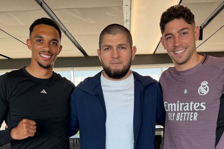Χαμπίμπ: Επισκέφθηκε τη Ρεάλ και φωτογραφήθηκε με τους παίκτες – Η επική ατάκα του Μπέλιγχαμ