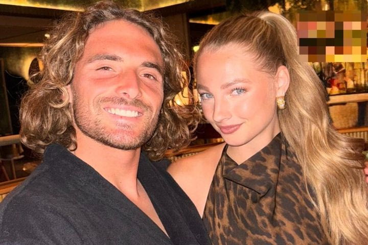 Η ρομαντική έξοδος του Τσιτσιπά για τα γενέθλια της συντρόφου του και η εντυπωσιακή τούρτα έκπληξη