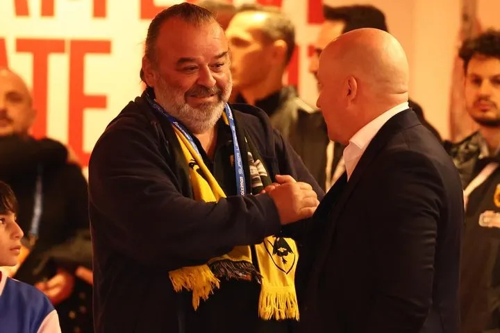 Ολυμπιακός – ΑΕΚ: Ο Ηλιόπουλος στο “Γ. Καραϊσκάκης” με κασκόλ της Ένωσης