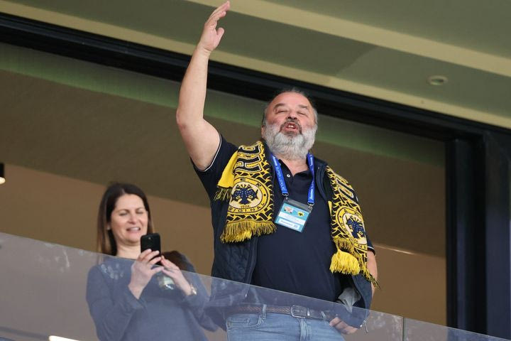 Ρεσιτάλ Ηλιόπουλου: Στα μεγάφωνα της Allwyn Arena έπαιζε το "αγάπα με" και ο ιδιοκτήτης της ΑΕΚ τραγουδούσε ενώ το γήπεδο άδειαζε