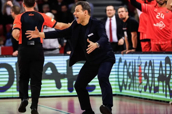 Ο Ιτούδης προέβλεψε το play του Ολυμπιακού και φώναζε “μην φερθούμε ανόητα”, αλλά δεν απέτρεψε το τρίποντο και φάουλ του Ντόρσεϊ