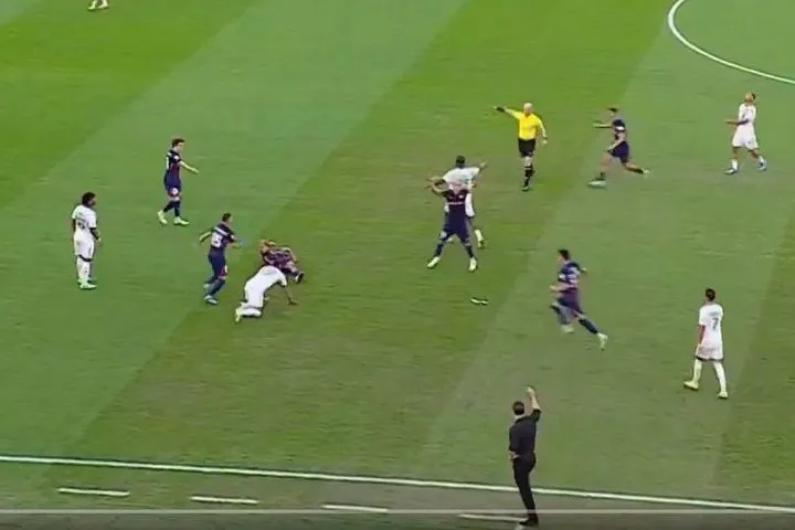 Σοκαριστική στιγμή στο ασιατικό Champions League: Πρώην παίκτης των ΠΑΟΚ και ΠΑΣ Γιάννινα έμεινε αναίσθητος από κλωτσιά στο κεφάλι