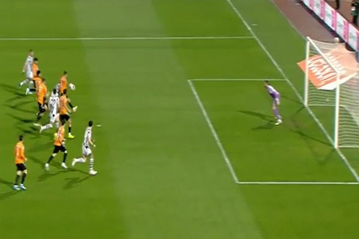 Ο ΠΑΟΚ άγγιξε το γκολ στο 3′, όμως η κεφαλιά του Κεντζιόρα πέρασε ελάχιστα δίπλα από το δοκάρι του ΟΦΗ