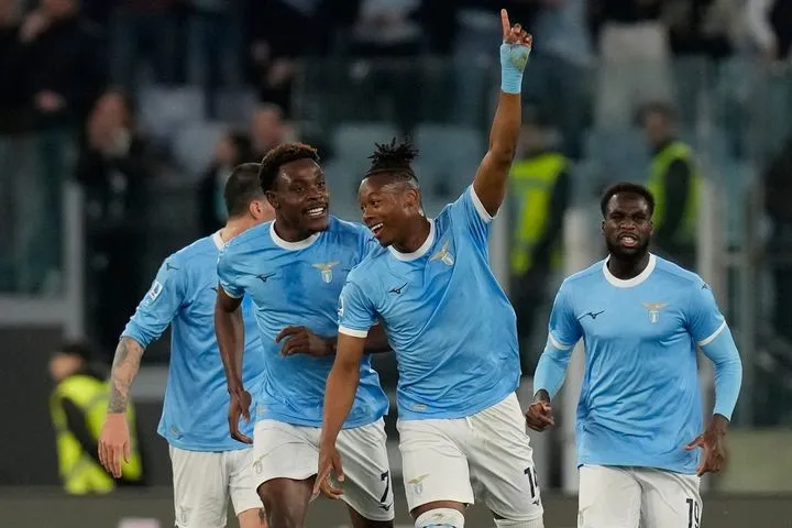 Σπουδαία νίκη πέτυχε η Λάτσιο στην έδρα της Νάπολι, ακόμα πιο κοντά στον τίτλο η Ίντερ