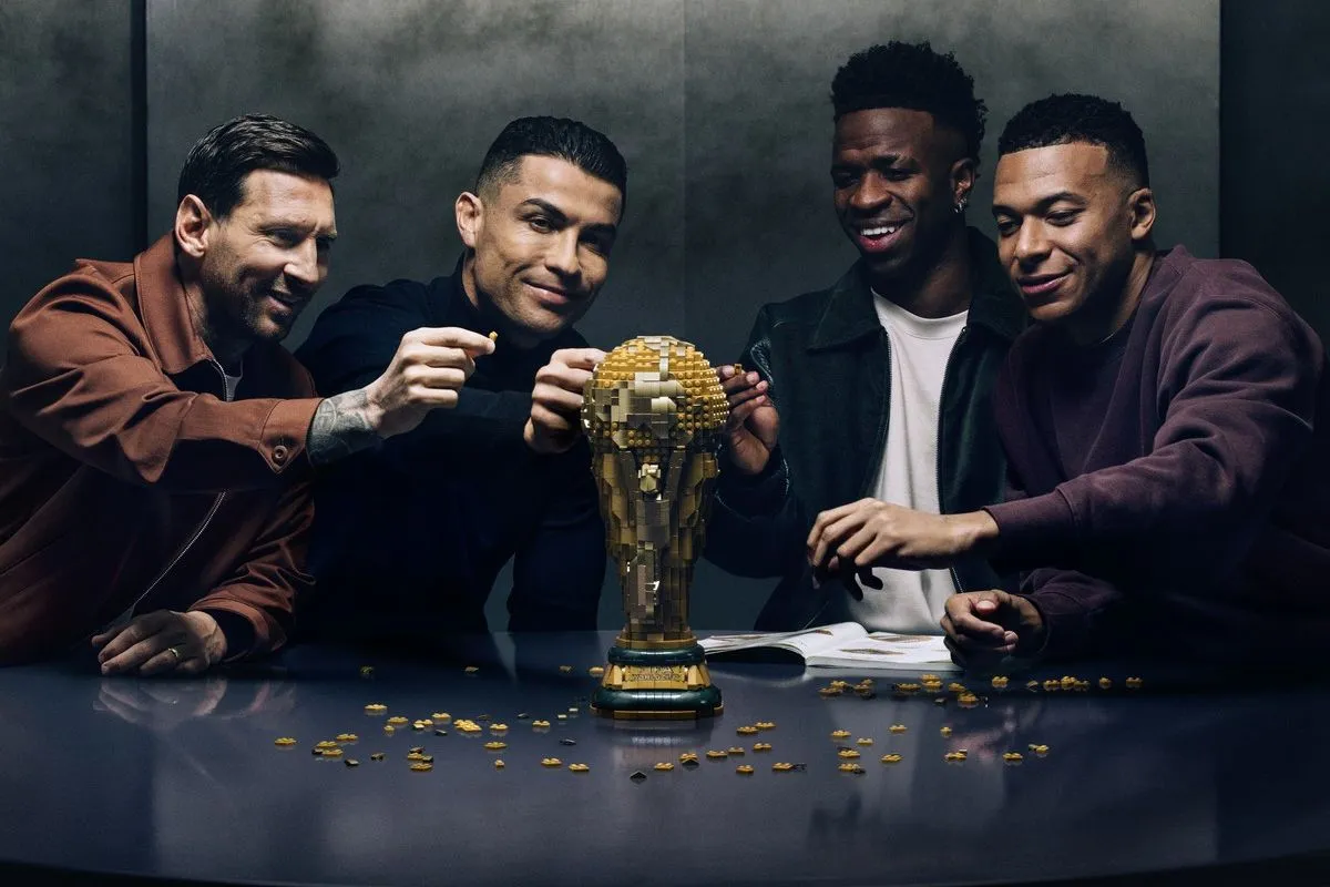 Μέσι, Κριστιάνο Ρονάλντο, Εμπαπέ και Βινίσιους συμμετείχαν σε επική διαφήμιση της LEGO για το τρόπαιο του Μουντιάλ