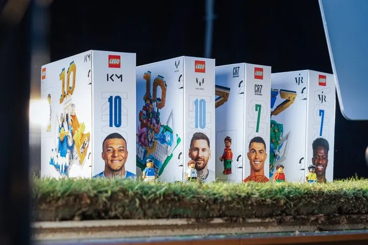 Κάνε δικό σου το τρόπαιο του Μουντιάλ από τη LEGO που διαφήμισαν οι Μέσι, Ρονάλντο, Εμπαπέ και Βινίσιους