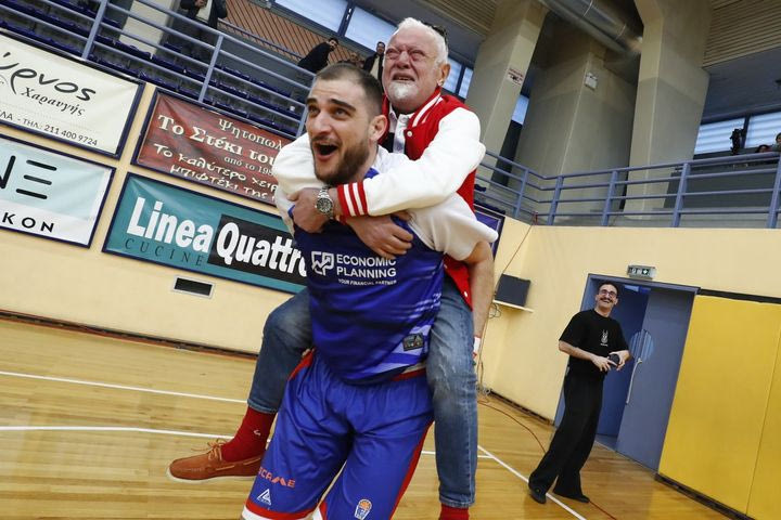 Φοβερές στιγμές στο κλειστό “Μιχάλης Μουρούτσος”: Οι παίκτες της Δόξας έβλεπαν στο κινητό το ματς του Βίκου και στη συνέχεια ξέσπασαν σε έξαλλους πανηγυρισμούς