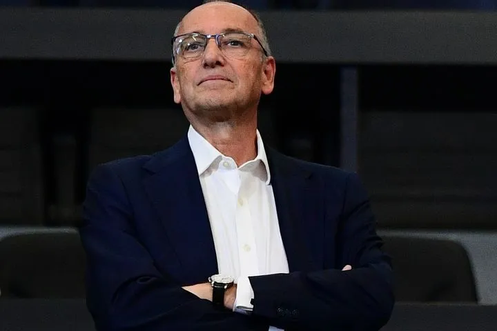 Ο Λιόλιος κατήγγειλε εκβιασμό και δήλωσε: “Όσο και αν προσπαθήσουν να λασπολογήσουν με κακόγουστα σκετσάκια, το ποτάμι δεν γυρίζει πίσω”