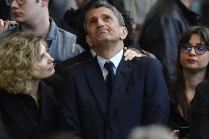 Συγκινητικές στιγμές στο λαϊκό προσκύνημα για τον Μιρτσέα Λουτσέσκου, “έσπασε” ο Ραζβάν