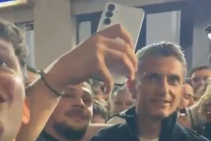 100 χρόνια ΠΑΟΚ: Ο Ραζβάν Λουτσέσκου βρέθηκε στην πλατεία Αριστοτέλους και έγινε πόλος έλξης για μικρούς και μεγάλους φίλους του Δικεφάλου