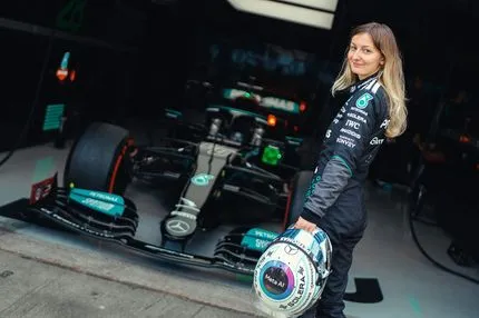 H Ντοριάν Πιν οδήγησε τη Mercedes W12, με το όνειρο να γίνει η πρώτη γυναίκα της F1 μετά από 50 χρόνια
