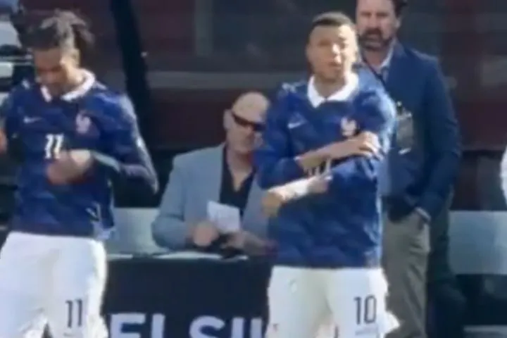 Ο Εμπαπέ απαίτησε το περιβραχιόνιο του αρχηγού από τον Καντέ όταν πέρασε ως αλλαγή στο φιλικό της Γαλλίας με την Κολομβία