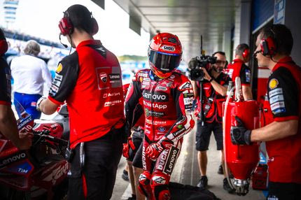 "Παρανοϊκή" νίκη του Μαρκ Μάρκεζ στη βροχή της Χερέθ -Κέρδισε παρότι έπεσε ο Ισπανός