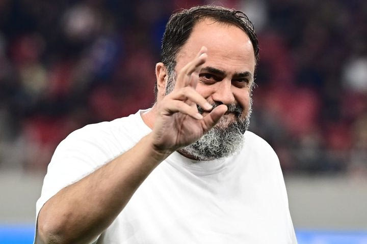 Ο Βαγγέλης Μαρινάκης μπήκε στον αγωνιστικό χώρο του Καραϊσκάκης και αποθεώθηκε από τον κόσμο του Ολυμπιακού