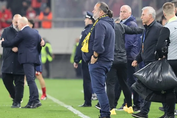 Ολυμπιακός – ΑΕΚ: Ο Μάριος Ηλιόπουλος χάρηκε τη νίκη μέσα στον αγωνιστικό χώρο του Καραϊσκάκης με το κασκόλ του