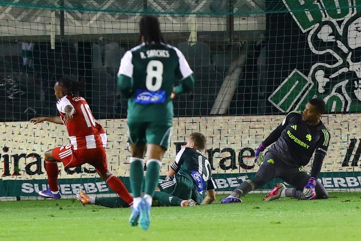 Παναθηναϊκός – Ολυμπιακός: Ολέθριο λάθος του Γέντβαϊ, οι ερυθρόλευκοι άνοιξαν το σκορ με τον Μαρτίνς