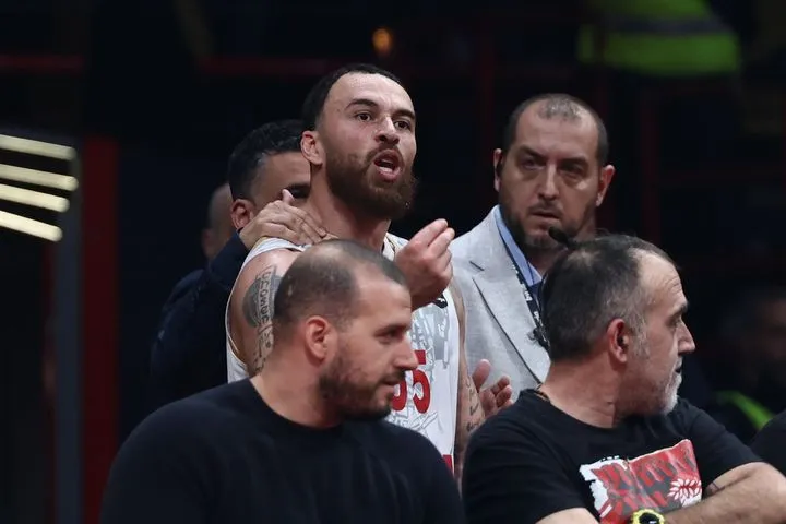 Ολυμπιακός – Μονακό: Ο Τζέιμς αποβλήθηκε και έκανε χειρονομία προς τους διαιτητές