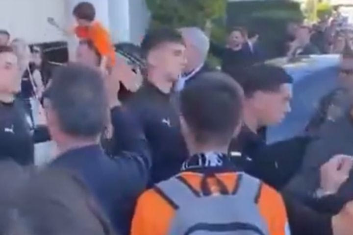 ΟΦΗ: Χαμός στην αναχώρηση της αποστολής από το ξενοδοχείο για το Πανθεσσαλικό