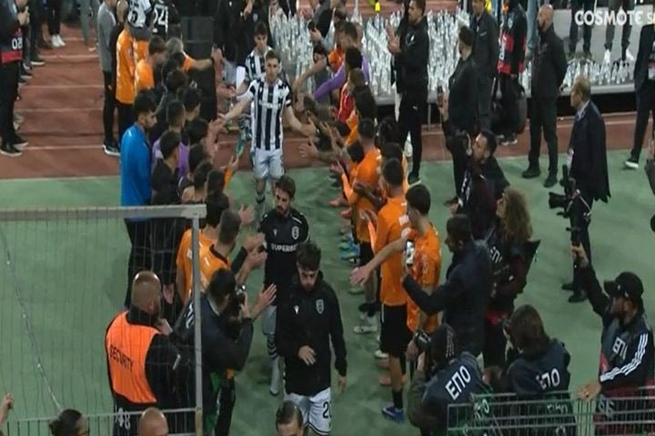 Τρομερή στιγμή: Οι παίκτες του ΟΦΗ έκαναν pasillo στους παίκτες του ΠΑΟΚ