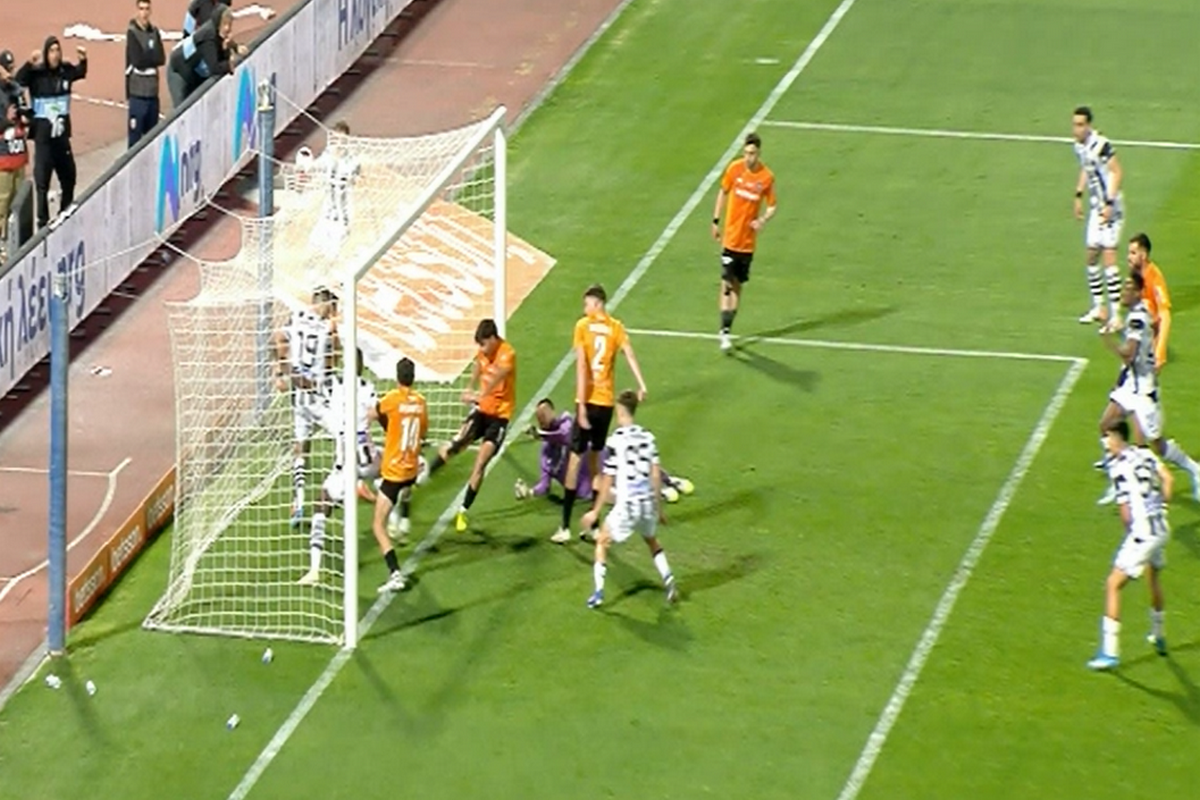 ΠΑΟΚ – ΟΦΗ: Ο Κωστούλας απομάκρυνε την μπάλα στο 87′ χιλιοστά πριν περάσει τη γραμμή της εστίας του Χριστογεώργου