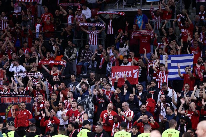 Εντυπωσιακή ατμόσφαιρα από 10.000 φίλους του Ολυμπιακού στην Arena 8888