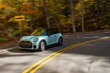 Tο Mini JCW στη θρυλική διαδρομή "Ουρά του Δράκου" των 318 στροφών