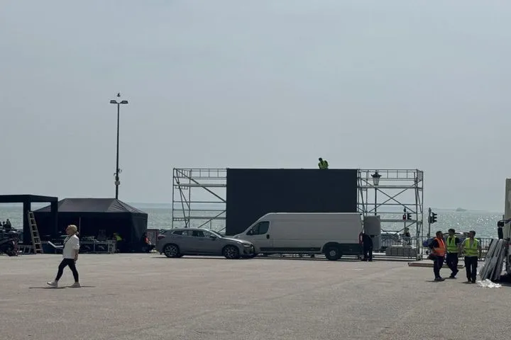 Ντύνεται στα ασπρόμαυρα η Πλατεία Αριστοτέλους για την εκδήλωση των 100 χρόνων του ΠΑΟΚ