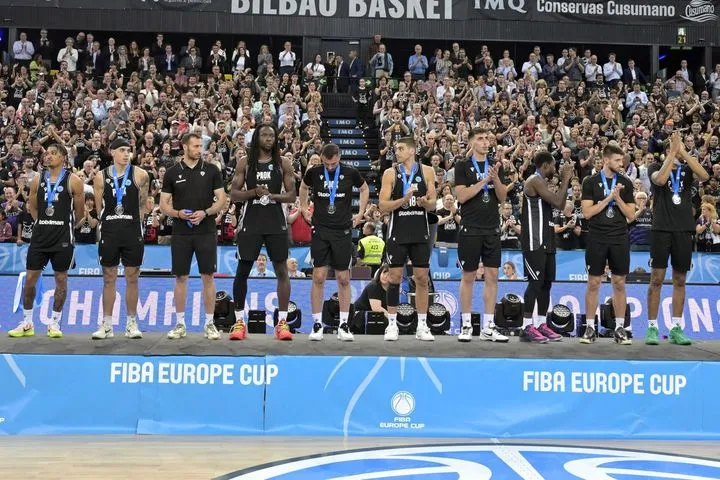 Europe Cup: Συγκλονιστική στιγμή με τους φίλους της Μπιλμπάο να φωνάζουν “ΠΑΟΚ” όταν οι παίκτες έπαιρναν τα μετάλλιά τους