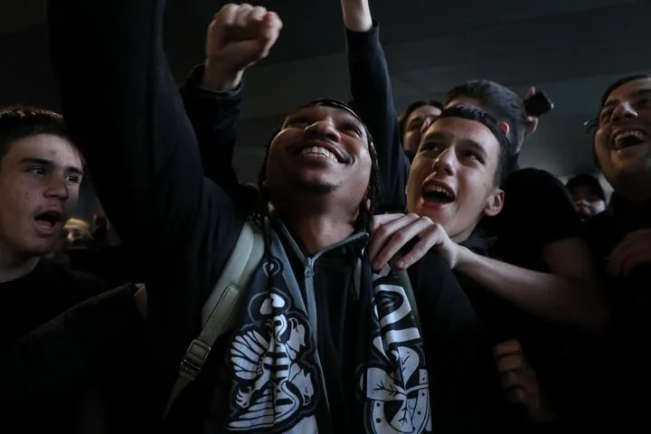 Τρέλα στο αεροδρόμιο "Μακεδονία" για τον ΠΑΟΚ, αποθεωτική υποδοχή μετά την πρόκριση στους τελικούς του FIBA Europe Cup