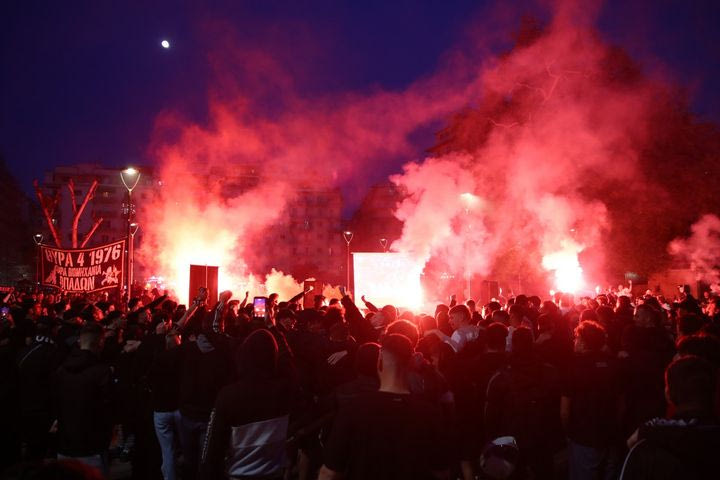 Μπιλμπάο – ΠΑΟΚ: Χαμός από χιλιάδες φιλάθλους του Δικεφάλου στην Πλατεία Ναυαρίνου που παρακολουθούν τον δεύτερο τελικό του FIBA Europe Cup