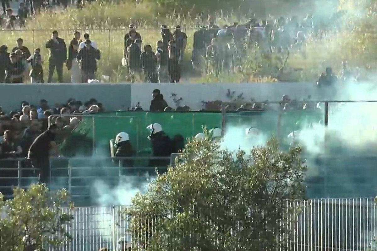 Ένταση και χημικά με οπαδούς του ΠΑΟΚ έξω από το Πανθεσσαλικό