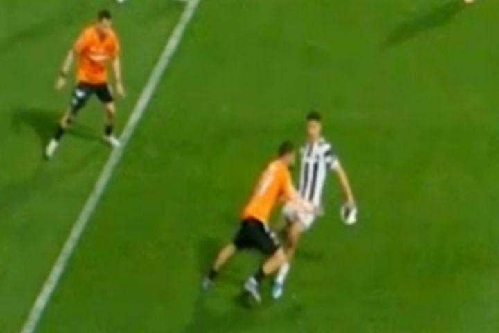 ΠΑΟΚ – ΟΦΗ: Ο Ισέκα ευστόχησε στο πέναλτι που έκανε ο Χατσίδης για χέρι και προκάλεσε φρενίτιδα στους Κρητικούς