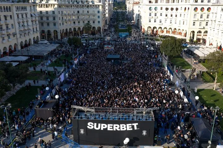 100 χρόνια ΠΑΟΚ: Ανθρώπινη Πλημμύρα στην Αριστοτέλους για τα 100χρόνια του Δικεφάλου