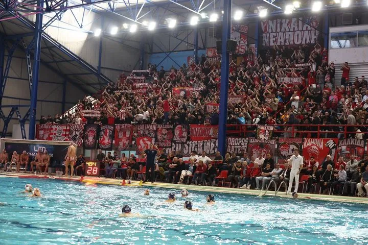 Ολυμπιακός – Νόβι Μπέογκραντ 16-15: Μαγική ατμόσφαιρα στο Παπαστράτειο, πάνω από 1000 φίλοι των ερυθρόλευκων δίπλα στην ομάδα