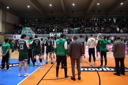 Οι έξαλλοι πανηγυρισμοί παικτών και κόσμου του Παναθηναϊκού μετά τη νίκη επί του Ολυμπιακού στο Μετς