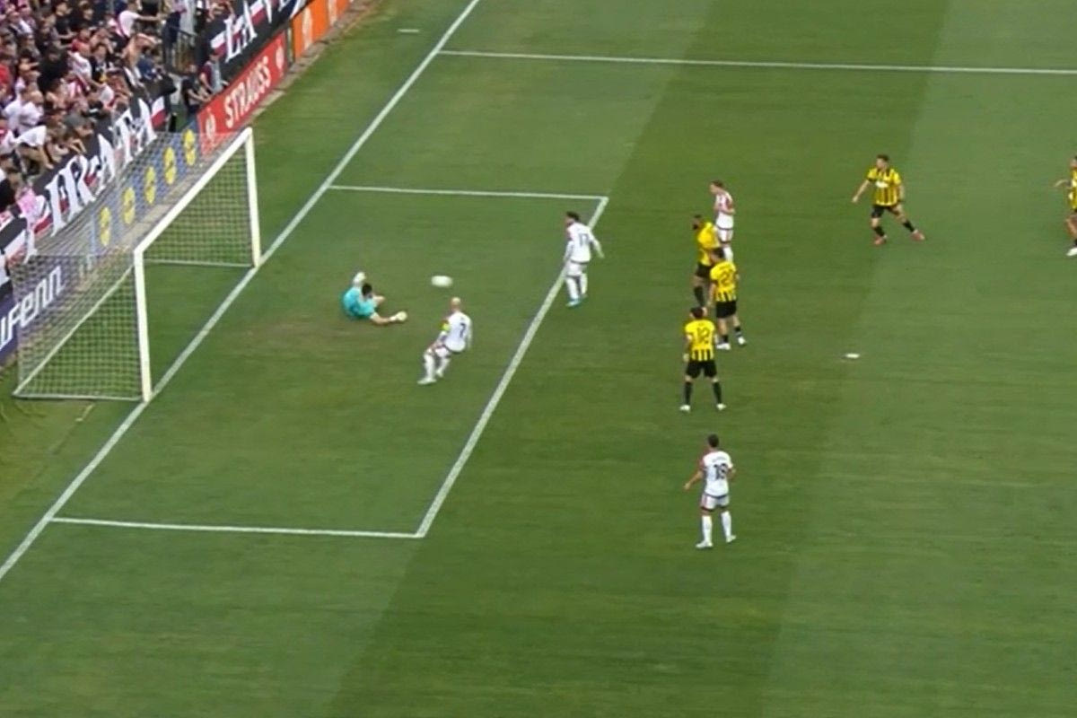 Ο Ουνάι Λόπεθ τιμώρησε το λάθος του Στρακόσα και έγραψε το 2-0 για τη Ράγιο πριν την ανάπαυλα