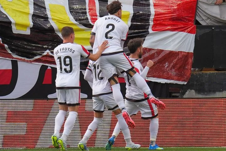 Η Ράγιο αιφνιδίασε την ΑΕΚ και άνοιξε το σκορ στο 2ο λεπτό με τον Ακχομάχ