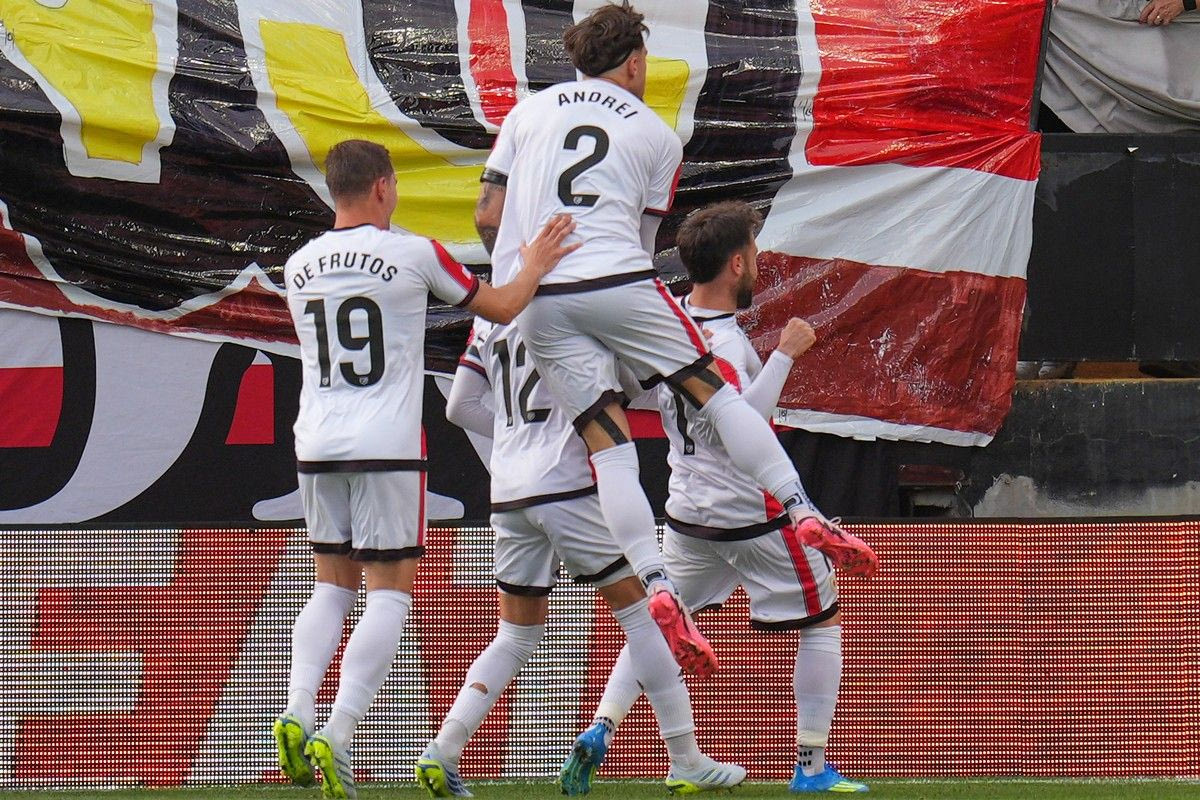 Η Ράγιο αιφνιδίασε την ΑΕΚ και άνοιξε το σκορ στο 2ο λεπτό με τον Ακχομάχ